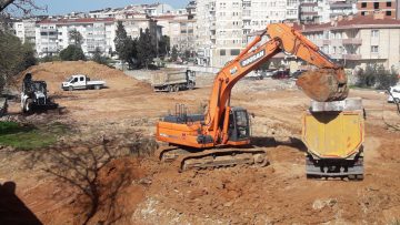 SULU ZEMİN NEDENİYLE YERİ DEĞİŞEN TİCARET LİSESİ İNŞAATI HAFRİYATINDA BU DEFA DA ÇÖKME RİSKİNE KARŞI CADDE DE ÖNLEM…!