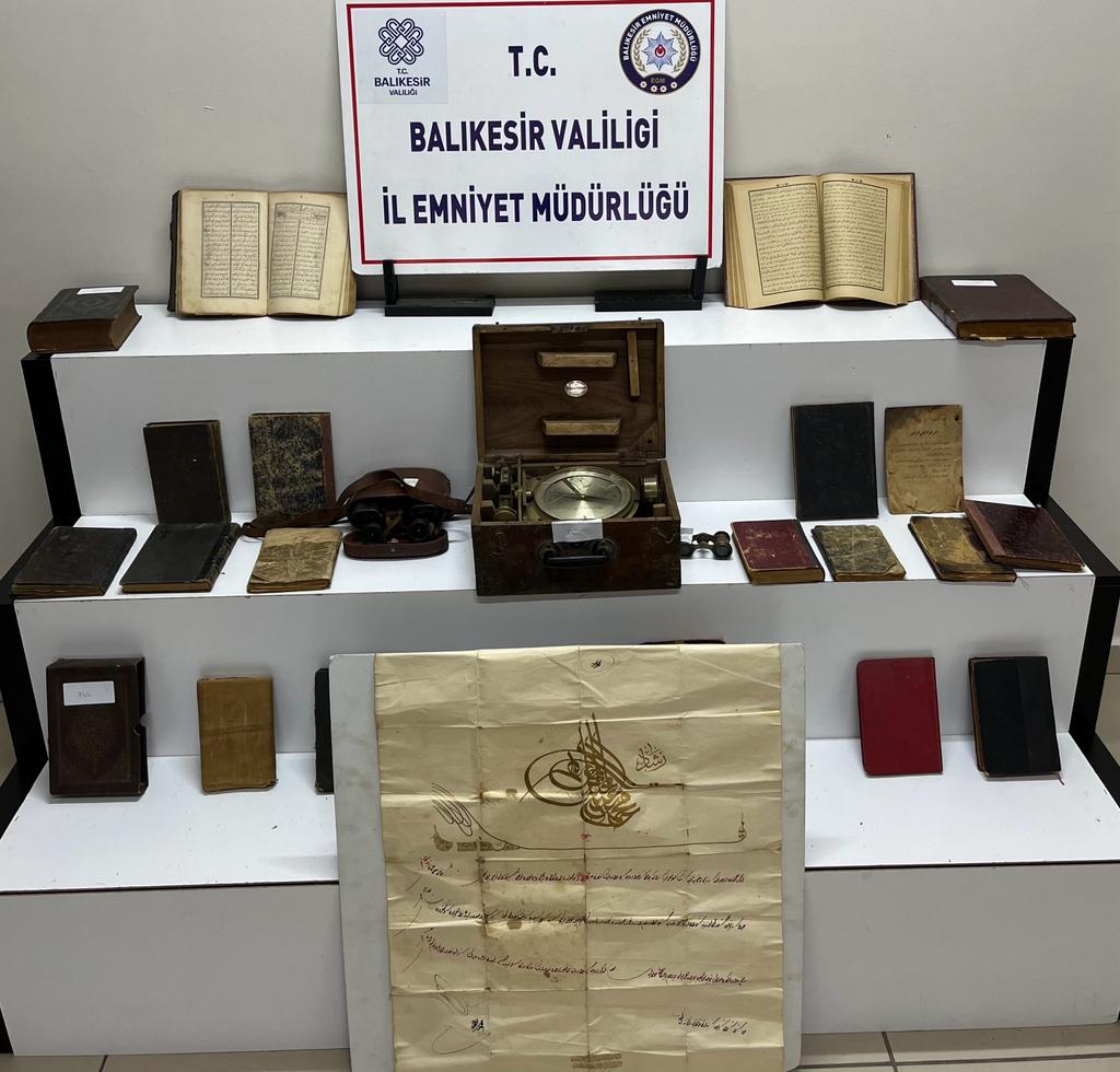EDREMİT’TE YÜZLERCE TÜFEK, BİNLERCE SİKKE VE PAHA BİÇİLEMEYEN EŞYALAR ELE GEÇİRİLDİ…