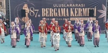 TARİHİ BERGAMA KERMESİ’NE DAVET EDİLEN KESKİN AYAKLAR DANS TOPLULUĞU BÜYÜK BEĞENİ TOPLADI…