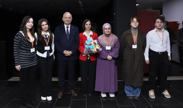 ÇİÇEĞİ BURNUNDA “GENÇ RESSAMLARDAN GÖRSEL İZLER” RESİM SERGİSİNE YOĞUN İLGİ…