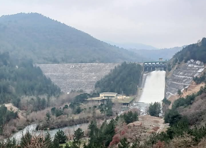 GÖNEN BARAJI’NDAN SEVİNDİRİCİ HABER… DOLULUK ORANI YÜZDE 100’Ü GEÇİNCE DOLU SAVAKLAR AÇILDI…
