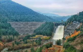 GÖNEN BARAJI’NDAN SEVİNDİRİCİ HABER… DOLULUK ORANI YÜZDE 100’Ü GEÇİNCE DOLU SAVAKLAR AÇILDI…