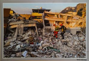 6 ŞUBAT’IN YILDÖNÜMÜNDE; “ÖYLE BİR YERE GELDİK Kİ; HİÇ BİR SOKAĞIN ADI YOK” SERGİSİNDE, ACILAR YENİDEN TAZELENDİ…