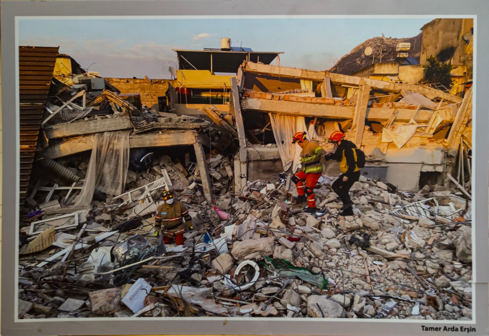 6 ŞUBAT’IN YILDÖNÜMÜNDE; “ÖYLE BİR YERE GELDİK Kİ; HİÇ BİR SOKAĞIN ADI YOK” SERGİSİNDE, ACILAR YENİDEN TAZELENDİ…