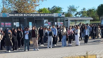 ÜNİVERSİTE ÖNÜNDE HER GÜN AYNI ÇİLE ÇEKİLİYOR…
