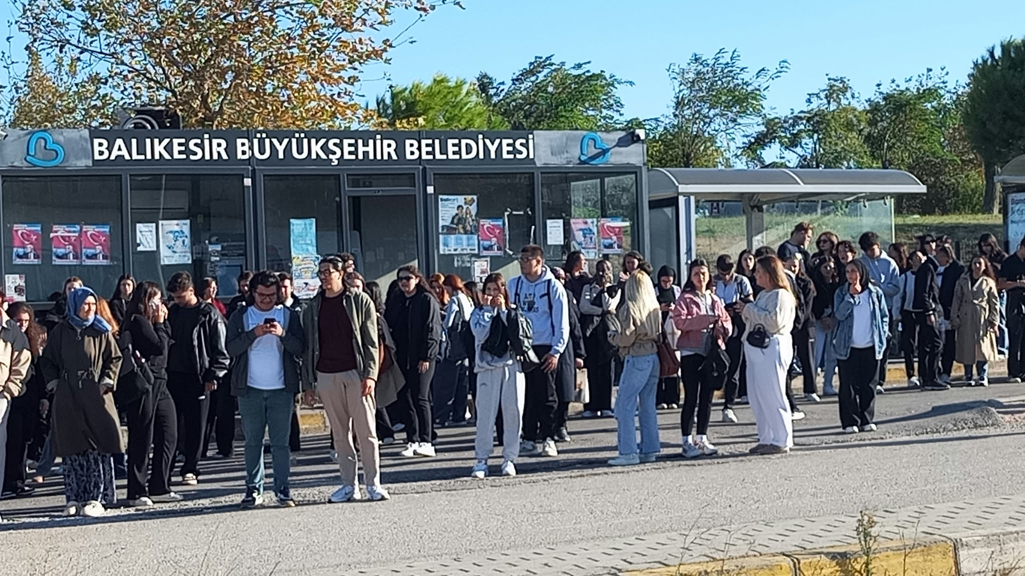 ÜNİVERSİTE ÖNÜNDE HER GÜN AYNI ÇİLE ÇEKİLİYOR…